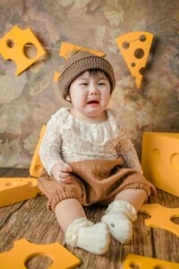 a crying child due to abdominl pain